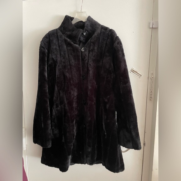 Women’s black faux fur button coat
Please no bundles - Picture 1 of 2